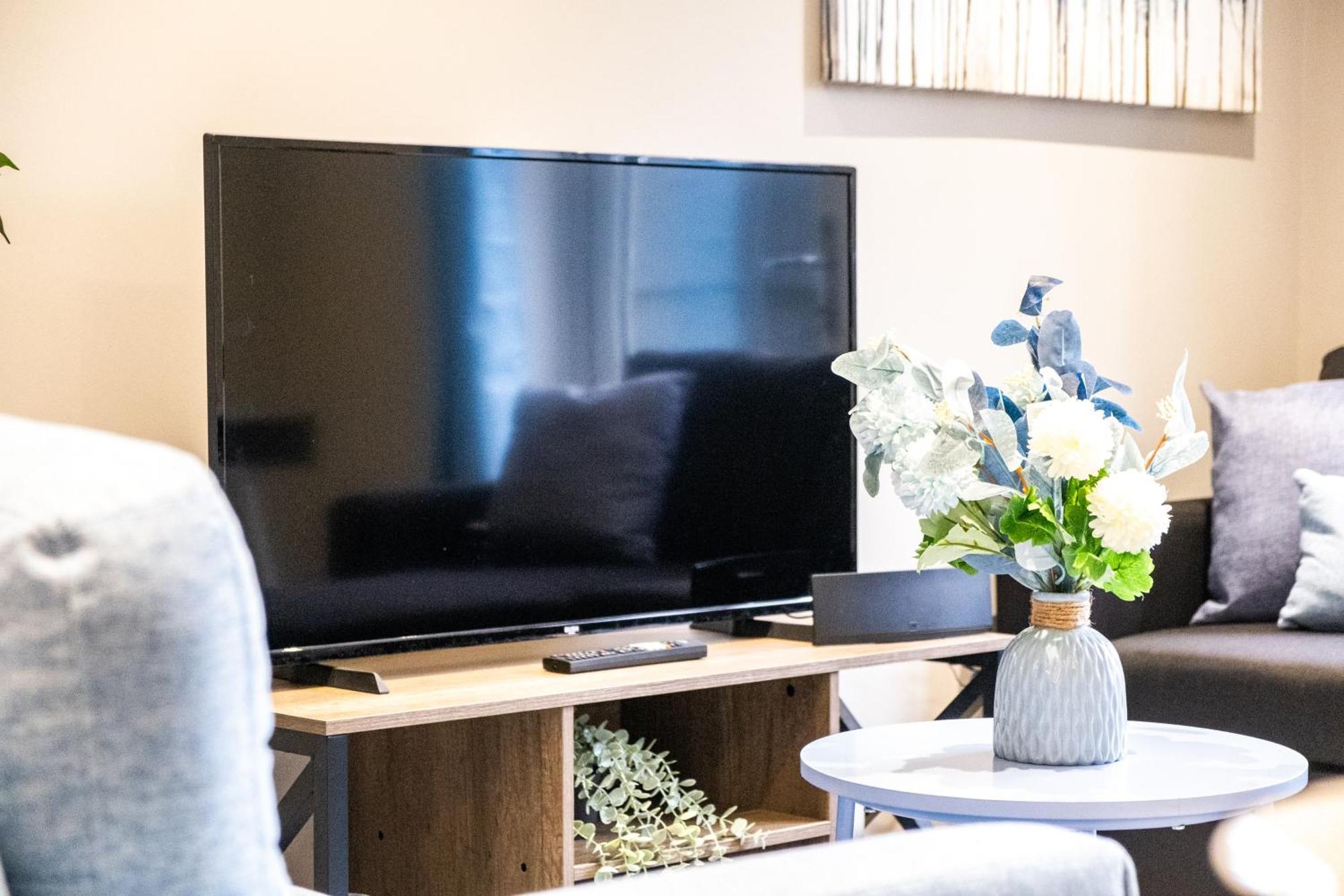 Mk 2-Bedroom Contractor'S Gem, 5 Beds, Sleeps 6, Free Parking Милтон-Кейнс Экстерьер фото