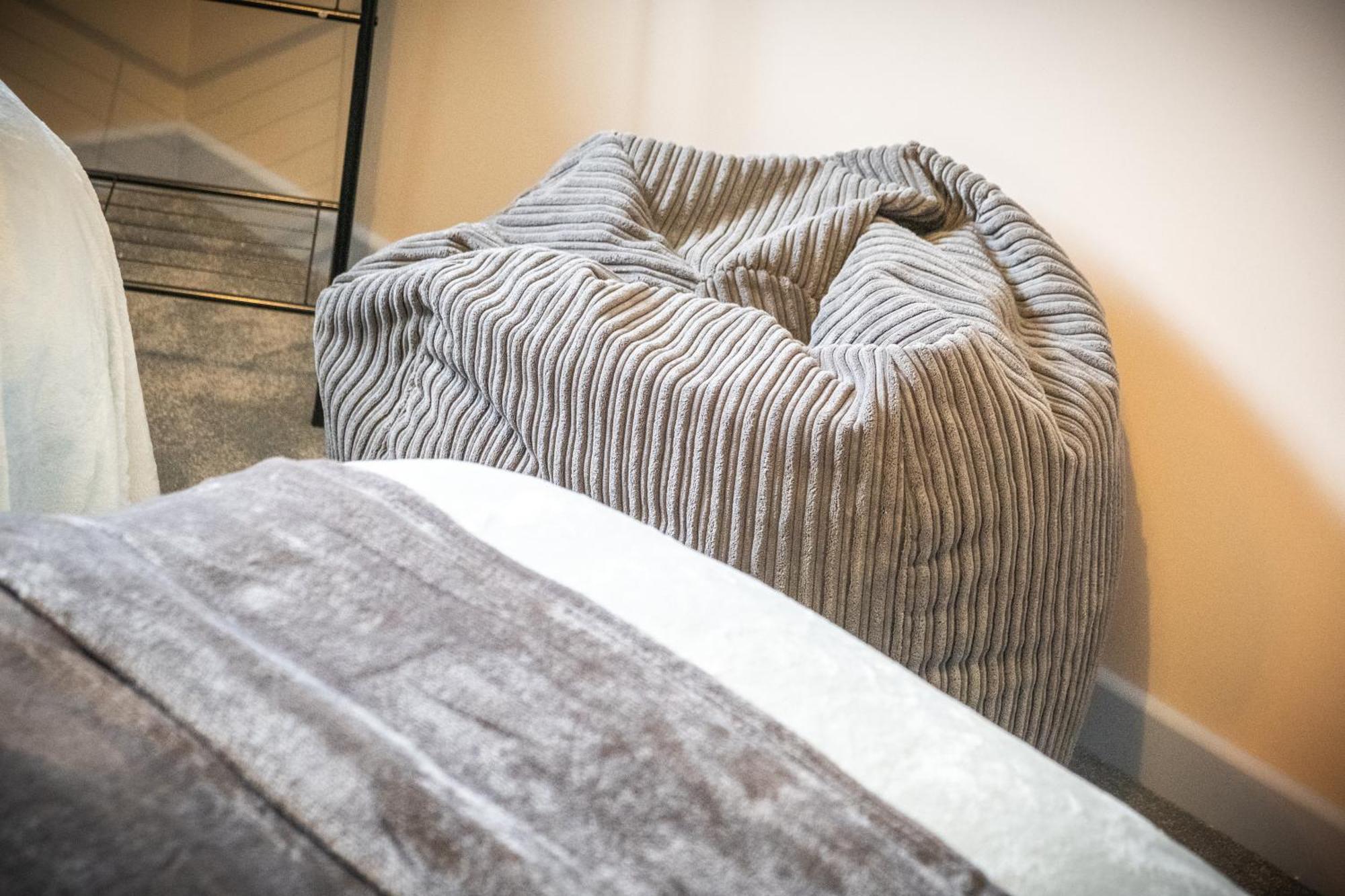 Mk 2-Bedroom Contractor'S Gem, 5 Beds, Sleeps 6, Free Parking Милтон-Кейнс Экстерьер фото