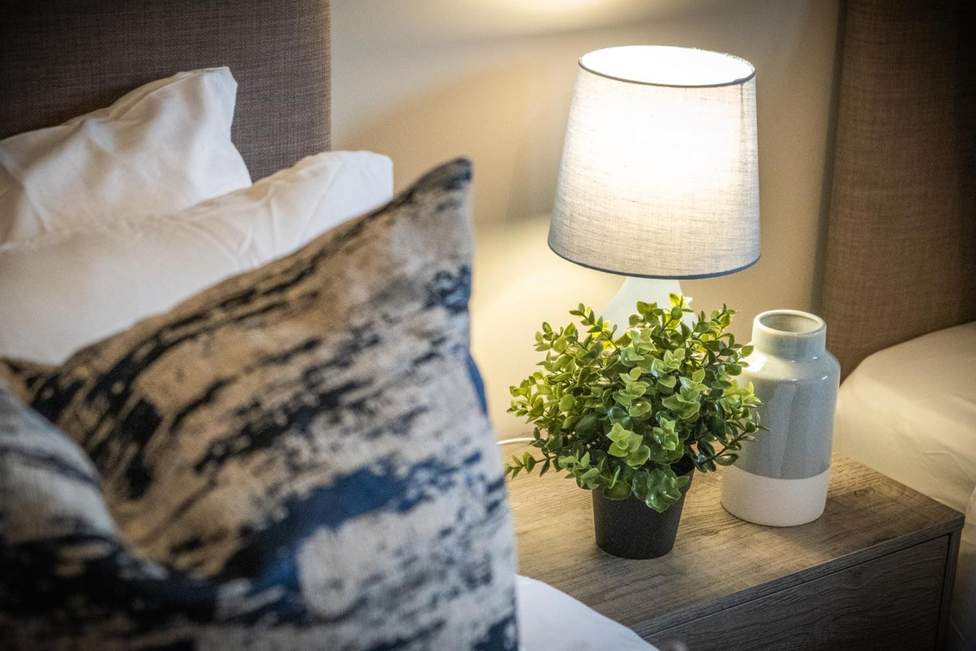 Mk 2-Bedroom Contractor'S Gem, 5 Beds, Sleeps 6, Free Parking Милтон-Кейнс Экстерьер фото
